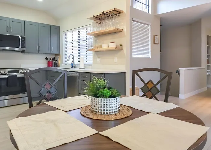 Holiday home Near Spring Training! Snowbird W/ Pool